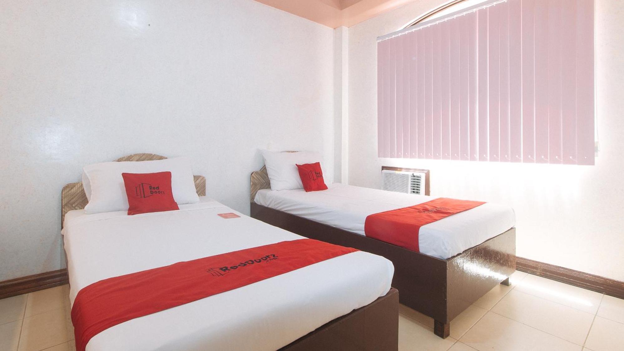 Reddoorz At Coco Grove Tourist Inn Panglao City Exterior foto