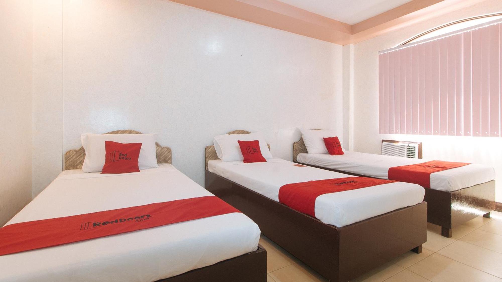 Reddoorz At Coco Grove Tourist Inn Panglao City Exterior foto