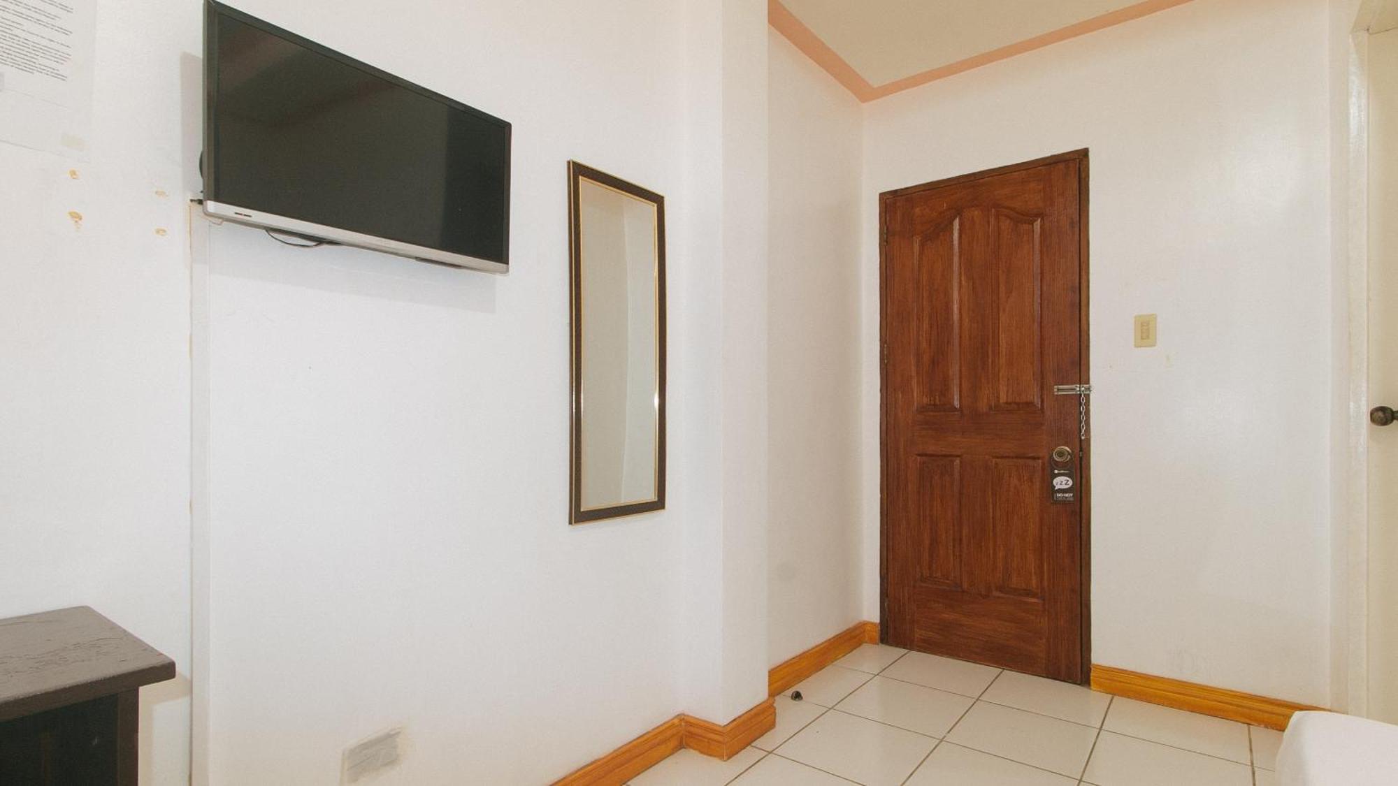 Reddoorz At Coco Grove Tourist Inn Panglao City Exterior foto