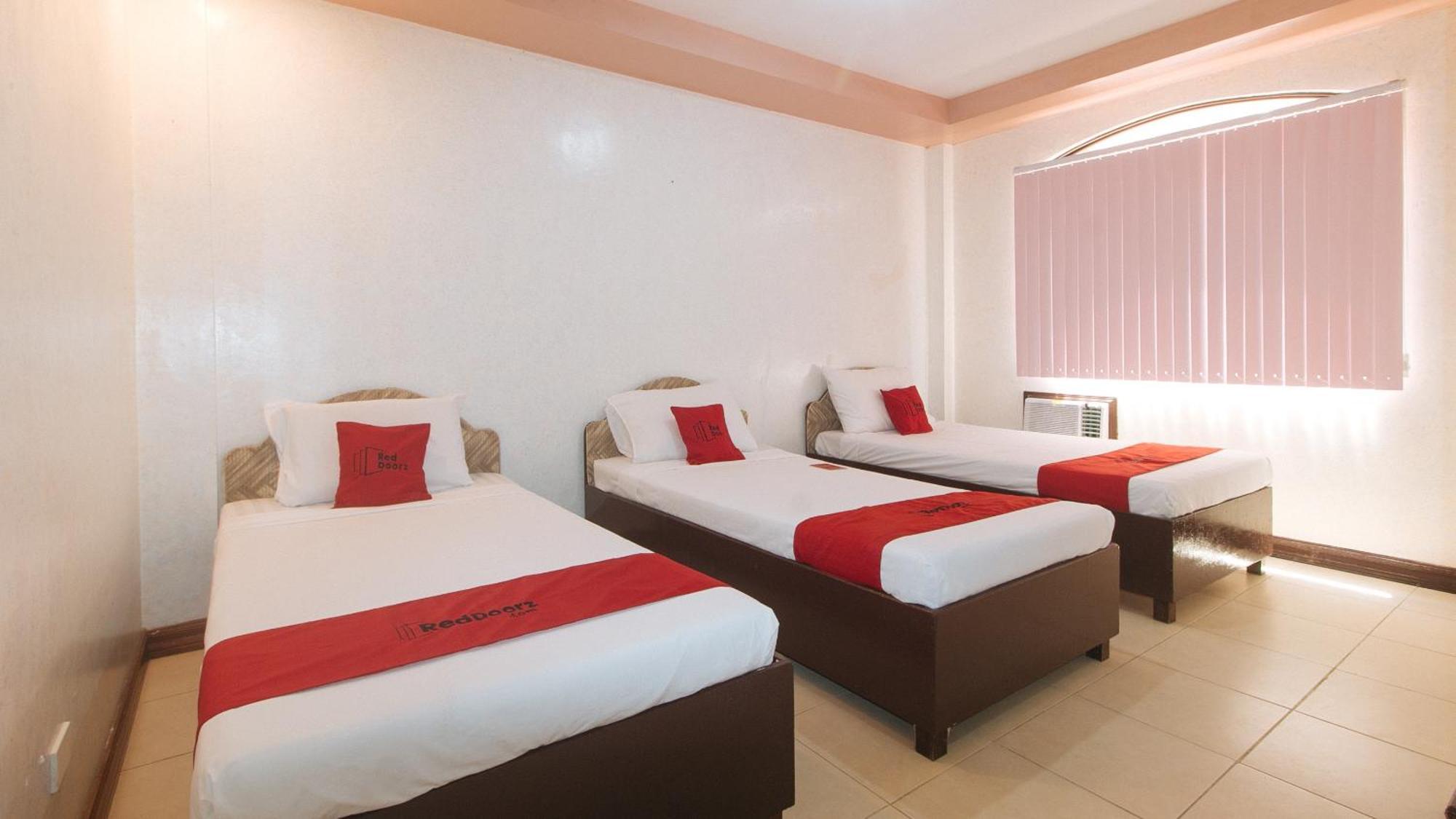 Reddoorz At Coco Grove Tourist Inn Panglao City Exterior foto