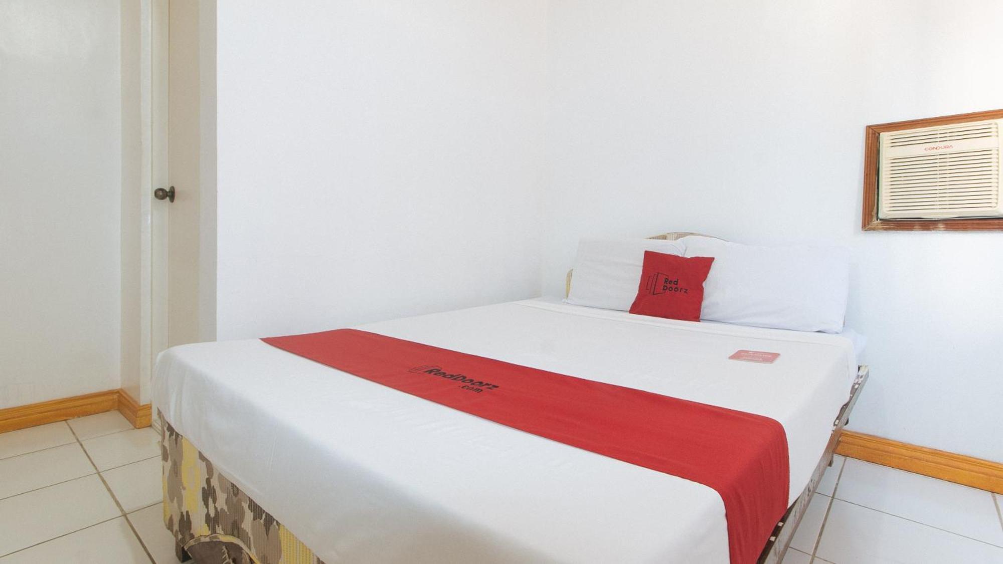 Reddoorz At Coco Grove Tourist Inn Panglao City Exterior foto