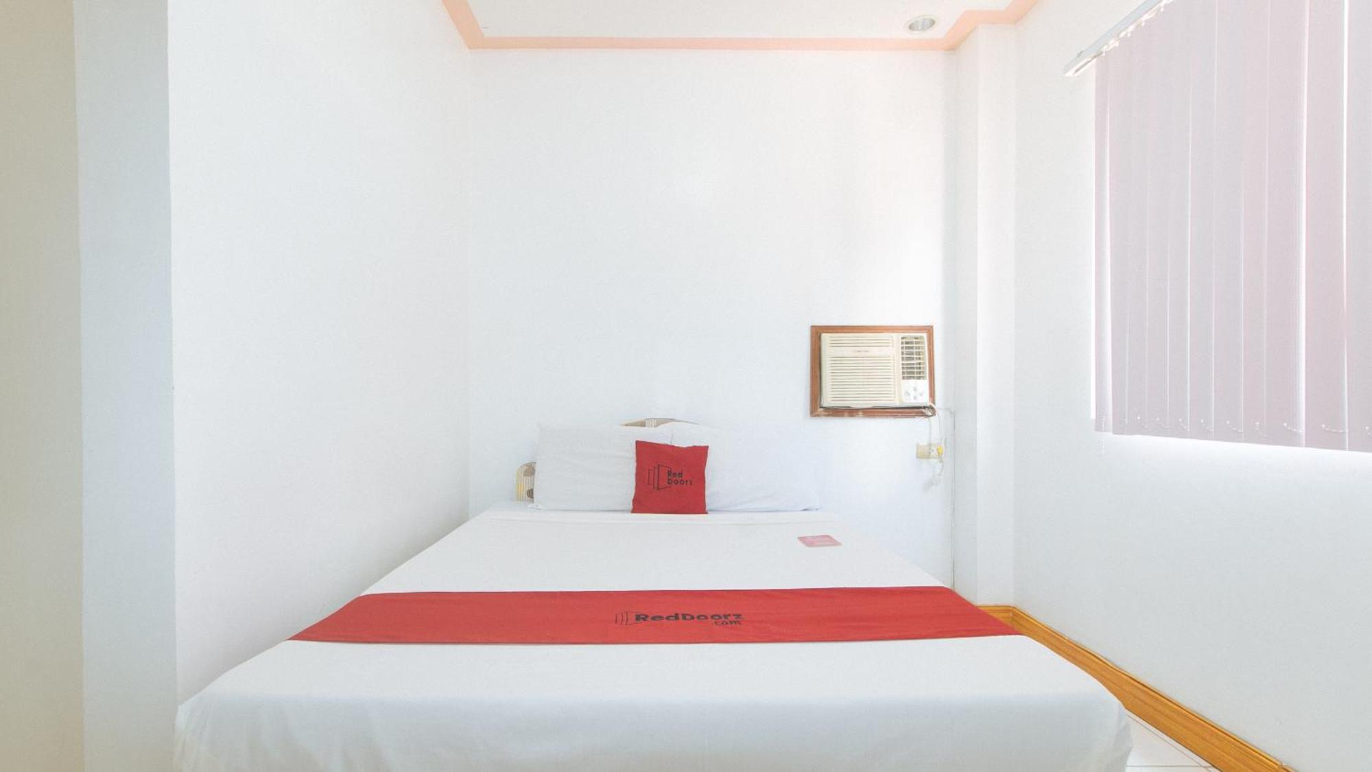 Reddoorz At Coco Grove Tourist Inn Panglao City Exterior foto