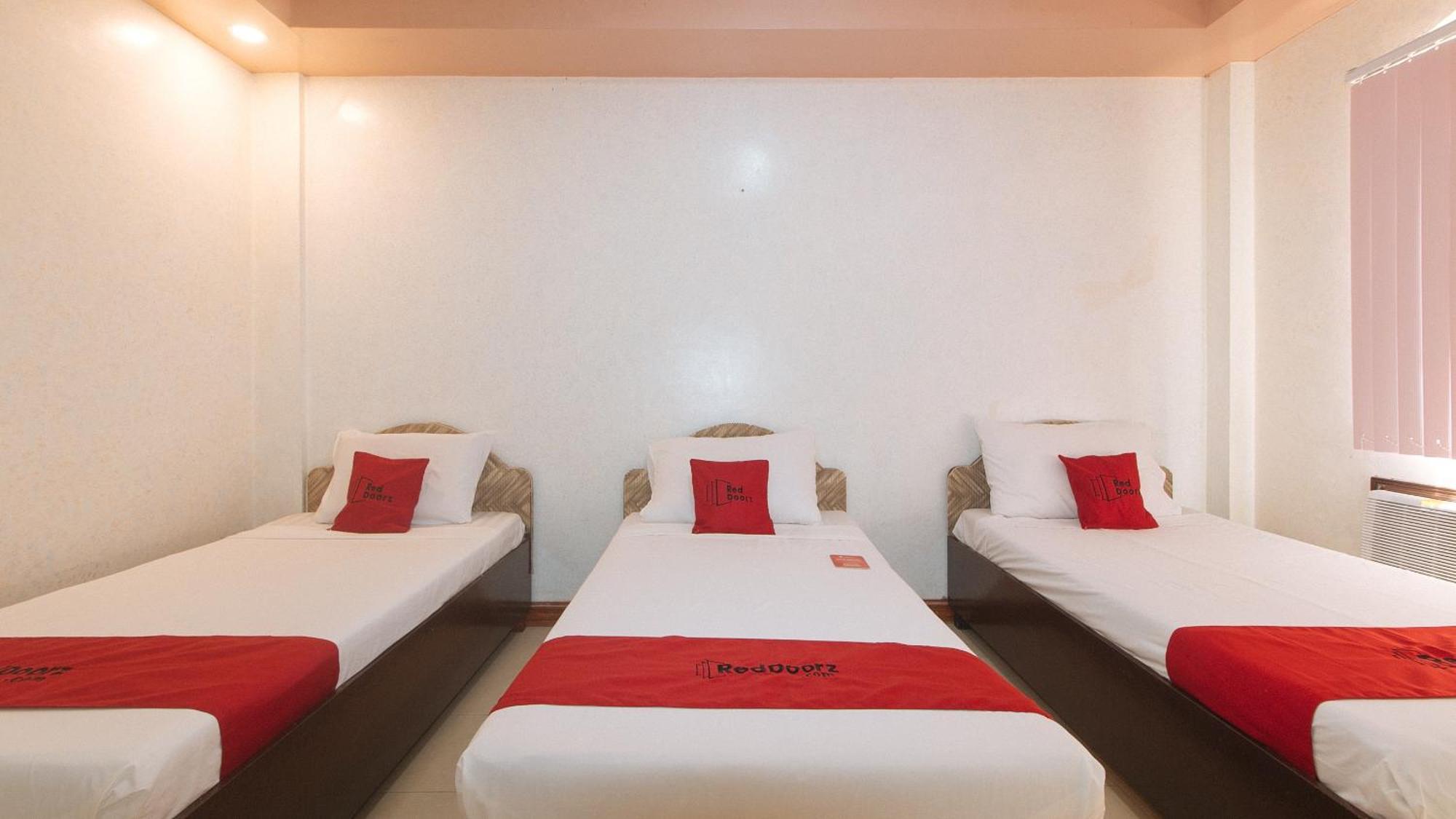 Reddoorz At Coco Grove Tourist Inn Panglao City Exterior foto